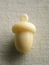 どんぐりのチャーム　アイボリー　象牙