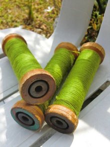 他の写真2: 毛糸が巻いてある木のスプール　