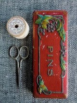 ＰＩＮＳ　アンティーク缶　アールヌーボー