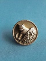 バスケットの中のねこ　ブラスボタン