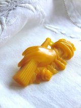 扇子をもつ手　セルロイドブローチ