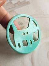 オープンワークのテリア　パステルグリーンのボタン