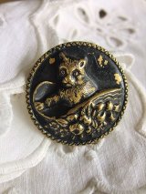 バスケットの中のねこ　ブラック　ブラスボタン