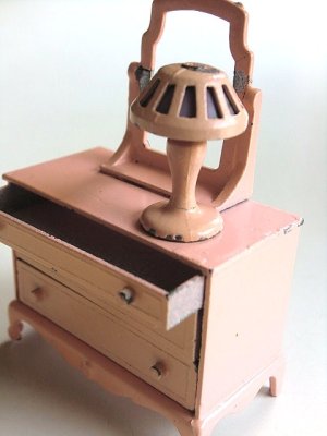 画像5: 人形の家　アンティークのピンクの家具　３点セット