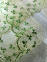 クローバーの刺繍　チュールレース　