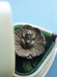 葉っぱの上の蛙　ブラス　アールヌーボー　アンティークボタン