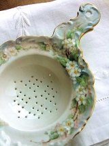 ティーストレーナー　　白いつる薔薇　
