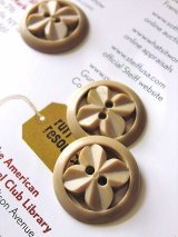 モカ色のクローバー　ヴィンテージボタン