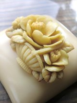 椿　カメリア　バスケット　アイボリー　セルロイド　ブローチ　　