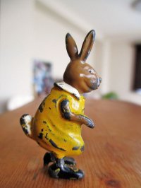 キャドバリー　黄色いドレスの子ウサギ　英国 　アンティーク　ミニチュア