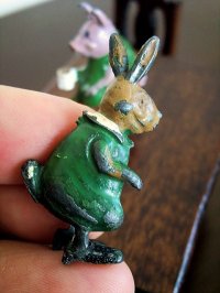 キャドバリー　緑のドレスの子ウサギ　英国 　アンティーク　ミニチュア