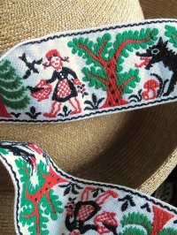 赤ずきんちゃんとオオカミ　古いチロリアンテープ　刺繍　リボン　