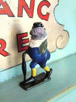 画像2: 青いパンツの蛙の紳士　キャドバリー　英国　アンティーク　ミニチュア　