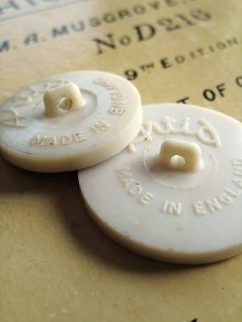 他の写真1: デザインの素敵な ＡＲＴＩＤ　ＢＵＴＴＯＮＳ　英国　