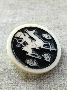 他の写真1: デザインの素敵な ARTID BUTTON　キューピット　英国　ブラック　　