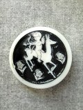 デザインの素敵な ARTID BUTTON　キューピット　英国　ブラック　　