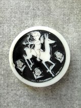 デザインの素敵な ARTID BUTTON　キューピット　英国　ブラック　　