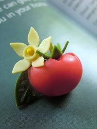 花のついたトマトのボタン　セルロイド