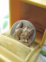 しっぽをたてたねこのボタン　