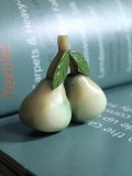葉っぱのついた洋梨のボタン　セルロイド