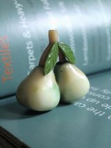 葉っぱのついた洋梨のボタン　セルロイド