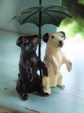 雨宿り　傘の下の２ひき　メタルフィギア　　