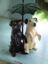 雨宿り　傘の下の２ひき　メタルフィギア　　