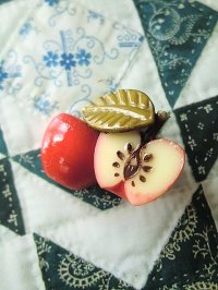 葉っぱのついた林檎のボタン　セルロイド