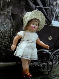 夏帽子の女の子　ミニチュア　ドールハウスの住人　セルロイド　ドイツ　　