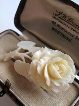 ひと枝の薔薇　ブローチ　ホワイトローズ