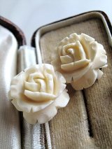 バニラカラーの薔薇　イヤリング　ホワイトローズ　