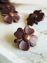 チョコレートブラウンのクローバー　セルロイド　ボタン