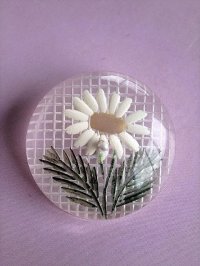白い花　 ルーサイトボタン　大きなサイズ