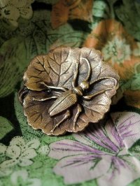 葉っぱの上のカミキリムシ　フレンチ アール・ヌーボー　アンティークボタン