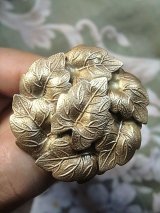 葉の重なりがきれいなブラスボタン　リーフ　