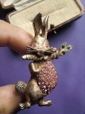 ピンクの目をしたうさぎ　ブローチ
