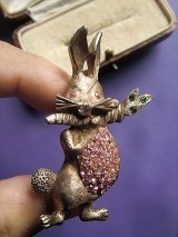 ピンクの目をしたうさぎ　ブローチ