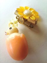 花とひよこ　セルロイドブローチ　ハッピースプリング！