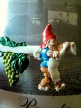 葡萄畑の収穫　ブローチ　ドイツ　セルロイド