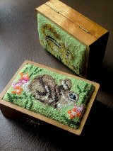 ニードルポイント　木製ボックス　ウール刺繍　