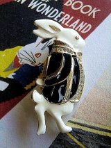 アリスの白ウサギ　エナメルブローチ
