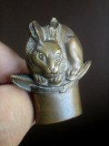 兎のレリーフ　アンティークブローチ　