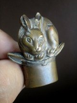 兎のレリーフ　アンティークブローチ　
