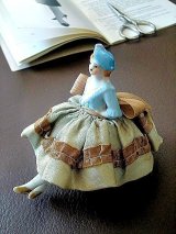 ハーフドールのピンクッション　クラシカルなスタイル　シルクスカート　　