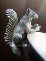 りすのついた丸いボウル　ピューター