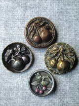 チェリー　アンティークボタン 　４個セット