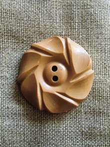 他の写真2: きれいなカーヴィング　花の彫り模様　ヴィンテージボタン