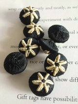 シックな装いに　シルクボタン　刺繍　黒×ベージュ　星模様