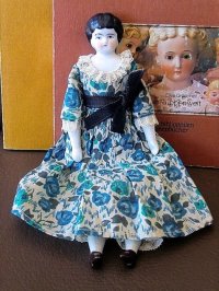 ドイツのアンティーク　チャイナヘッドドール　人形の家　１９ｃｍ　蒼いドレス　