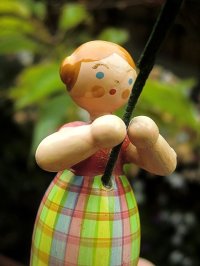 花と少女　ドイツ エルツ地方のハンドクラフト　木工人形　アルペンブルー　　　